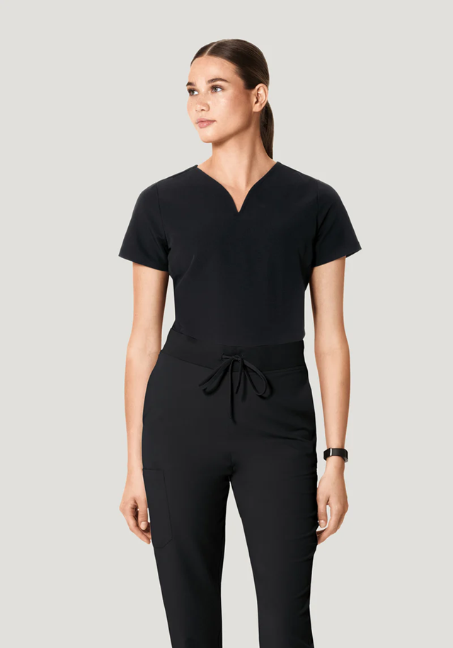 Top black con escote en V curvo